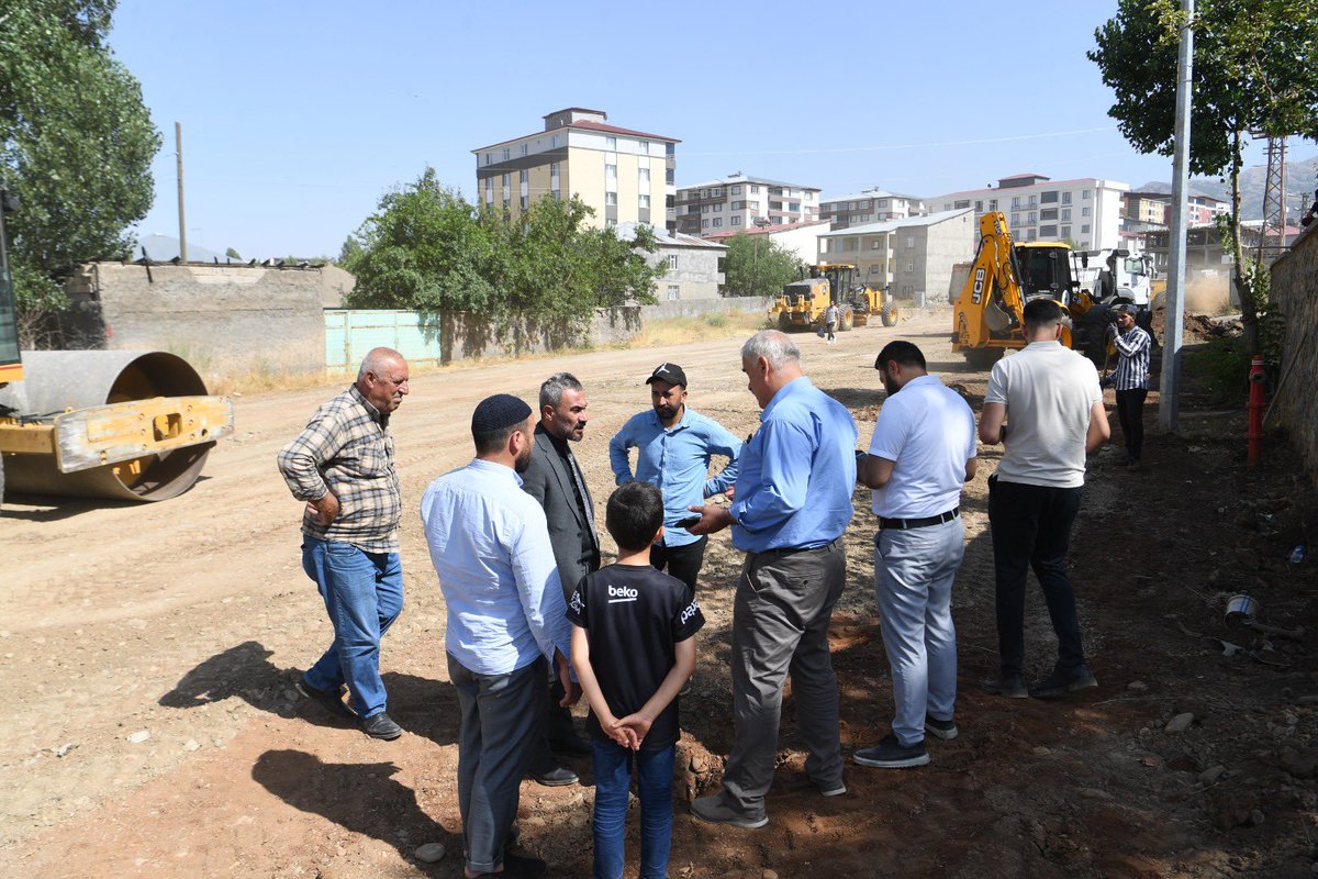 mus_bld's tweet image. 📌 KARŞIYAKA MAHALLESİNDE YENİ İMAR YOLU ÇALIŞMASI
Muş Belediyesi Fen İşleri Müdürlüğü ekiplerimiz tarafından Karşıyaka Mahallesi’nde başlatılan çalışmalar kapsamında, Karşıyaka Sokağı uzatılarak yeni yol ve kaldırım yapımına başlandı.