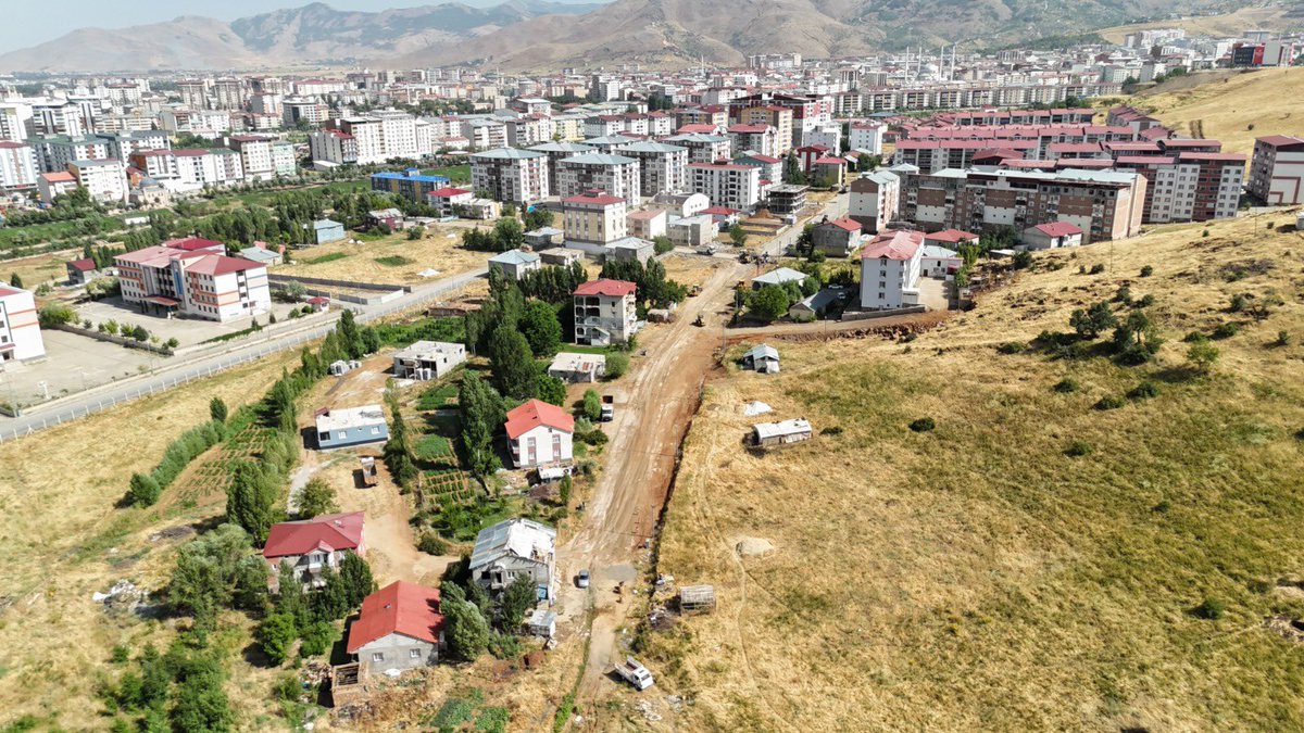 mus_bld's tweet image. 📌 KARŞIYAKA MAHALLESİNDE YENİ İMAR YOLU ÇALIŞMASI
Muş Belediyesi Fen İşleri Müdürlüğü ekiplerimiz tarafından Karşıyaka Mahallesi’nde başlatılan çalışmalar kapsamında, Karşıyaka Sokağı uzatılarak yeni yol ve kaldırım yapımına başlandı.