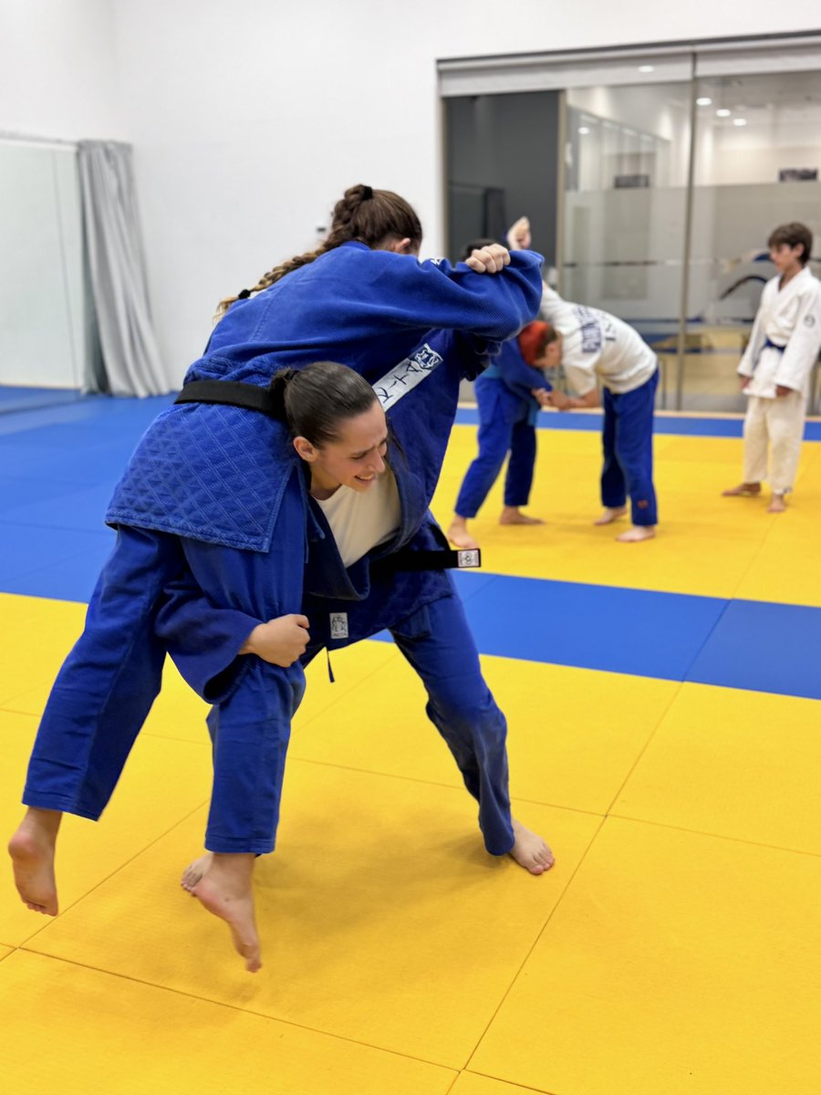 ruthlessrousso's tweet image. אהבה מתוקה שלי, עדינה, רגישה, עמוסת חמלה וחוש צדק ועכשיו עם חגורה שחורה בג׳ודו. לוחמת אור וגיבורת על אמיתית.
תודה לוטן, איתי ואריק.
לוטן אתה אחד מסוגך ❤️❤️
הורים לילדים שקוראים את זה: מכבי רפאל תל אביב זה המועדון הכי מדהים שיש. ותלמה גם מאמנת שם.