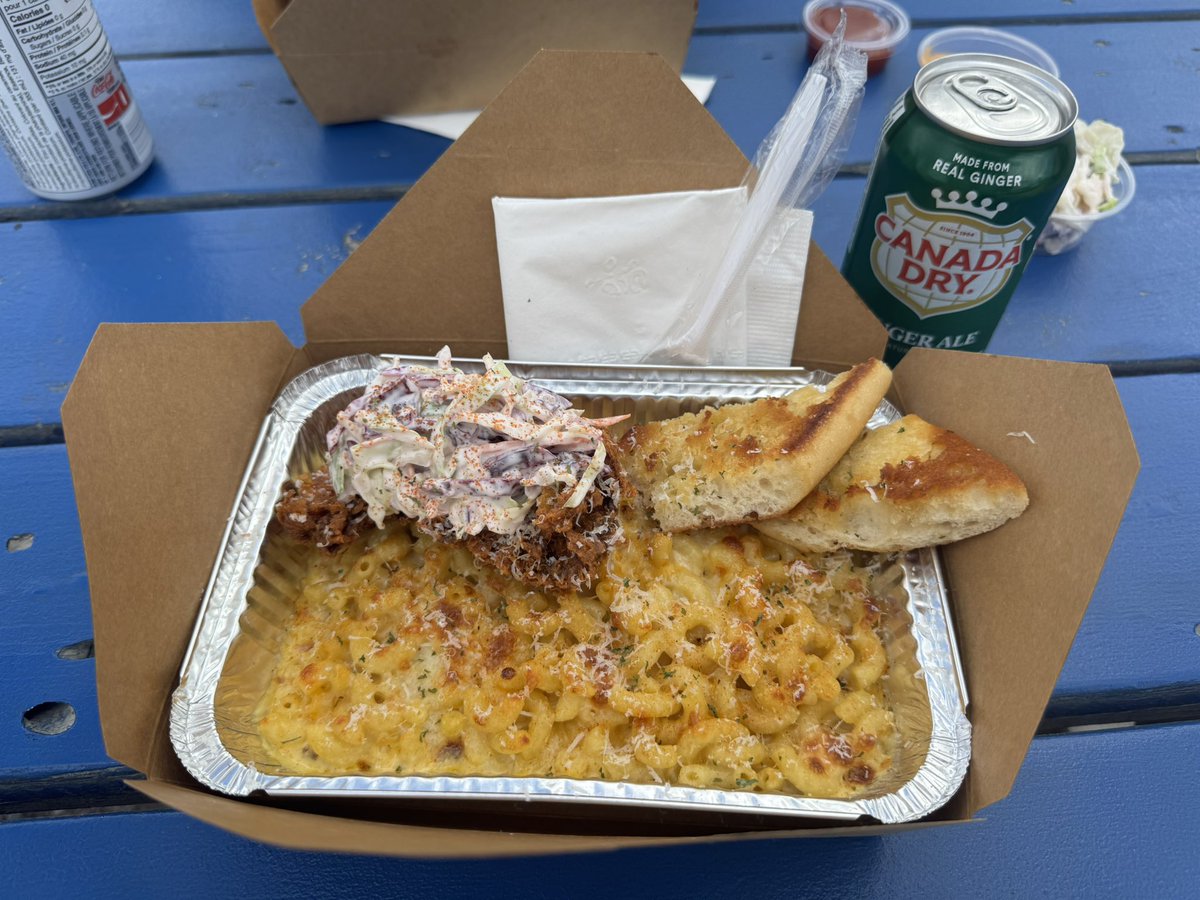 steves_simpson's tweet image. Food trucks with my little brother before I head to the airport .... Mac & Cheese 🧀 & Chicken 🐔 Tenders .. then off to Toronto to fly home to Peg City 🏙️ 👊🏻🇨🇦👊🏻