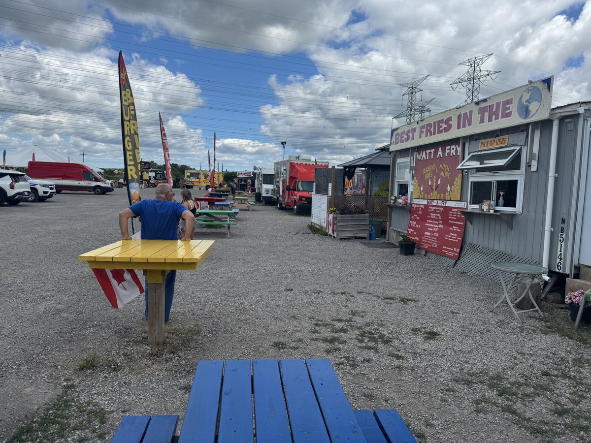 steves_simpson's tweet image. Food trucks with my little brother before I head to the airport .... Mac & Cheese 🧀 & Chicken 🐔 Tenders .. then off to Toronto to fly home to Peg City 🏙️ 👊🏻🇨🇦👊🏻