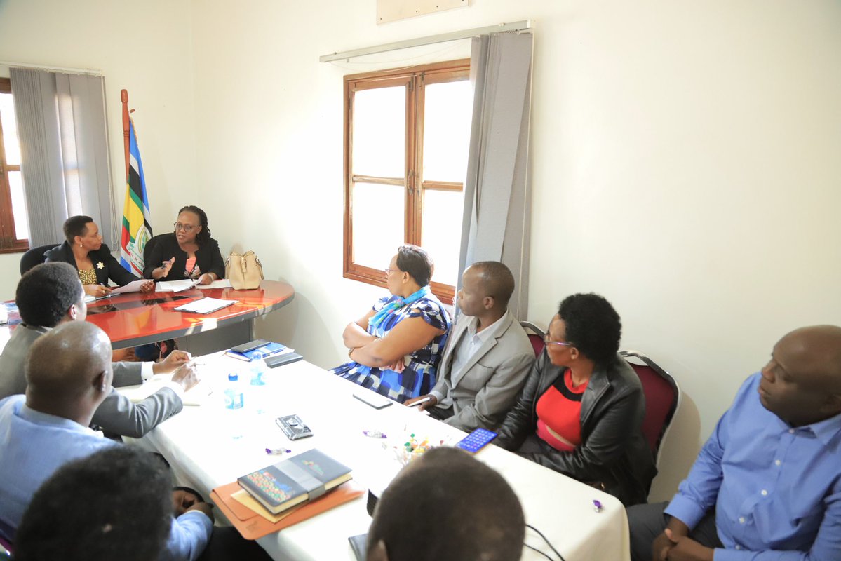ShieldInvestors's tweet image. Col. @edthnaka, Head of Unit, held a constructive meeting with Hon. Lady Justice Anna Mugenyi and a team of investors to address a pressing investment concern. The discussion focused on ensuring the matter was handled swiftly and through the appropriate government channels, with…