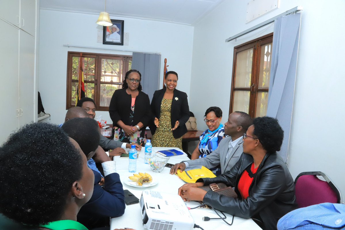 ShieldInvestors's tweet image. Col. @edthnaka, Head of Unit, held a constructive meeting with Hon. Lady Justice Anna Mugenyi and a team of investors to address a pressing investment concern. The discussion focused on ensuring the matter was handled swiftly and through the appropriate government channels, with…