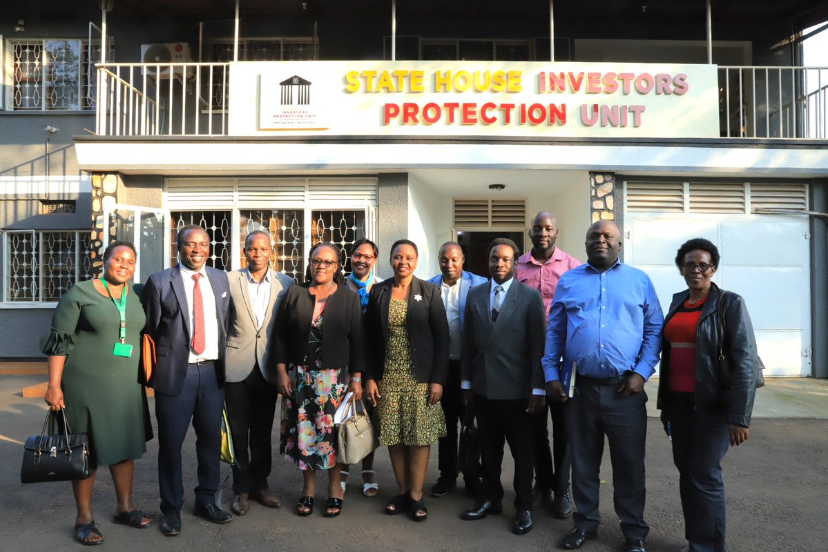 ShieldInvestors's tweet image. Col. @edthnaka, Head of Unit, held a constructive meeting with Hon. Lady Justice Anna Mugenyi and a team of investors to address a pressing investment concern. The discussion focused on ensuring the matter was handled swiftly and through the appropriate government channels, with…