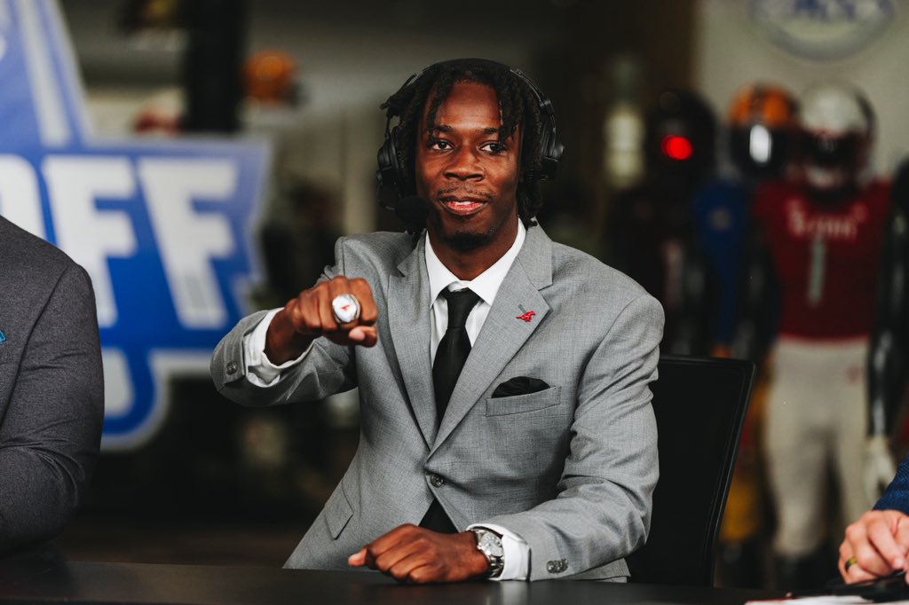 SMUFB's tweet image. Brought the bling on set 😎