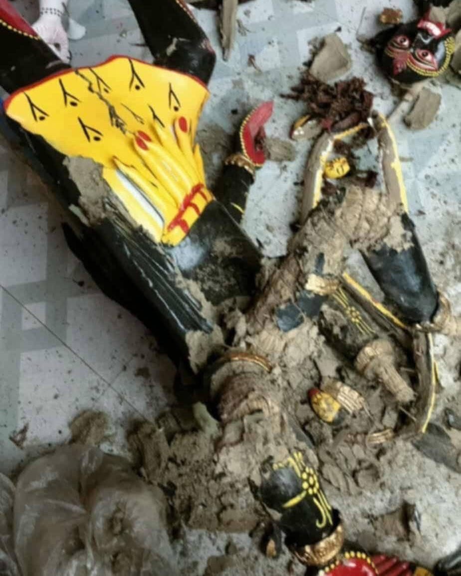 SBHPage's tweet image. Another brutal attack on Hindu faith! A 10-ft Kali idol was destroyed by extremists at Haludanga Mahashmashan Mandir in Lalpur. No CCTV, no guards—just hatred in the dark of night. How long will this continue?
📍Lalpur, Natore
📅 22 July 2025
#SaveBangladeshiHindus
@MEAIndia