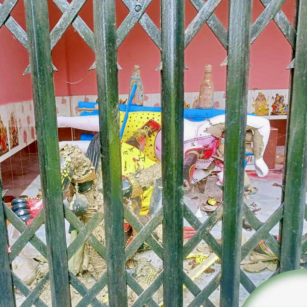 SBHPage's tweet image. Another brutal attack on Hindu faith! A 10-ft Kali idol was destroyed by extremists at Haludanga Mahashmashan Mandir in Lalpur. No CCTV, no guards—just hatred in the dark of night. How long will this continue?
📍Lalpur, Natore
📅 22 July 2025
#SaveBangladeshiHindus
@MEAIndia