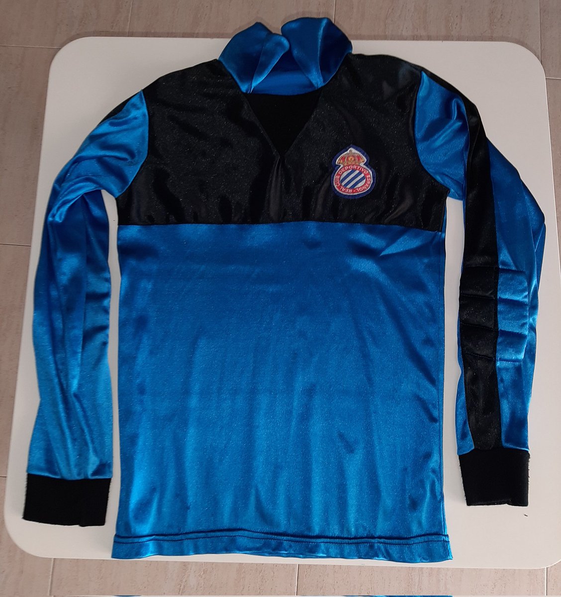 xavierbmitjans's tweet photo. Coses que tenen les mares guardades , samarreta #rcde de porter anys 80, època N'kono suposo 
😍😍⚽️⚽️ https://t.co/MR1cy3xzWm
