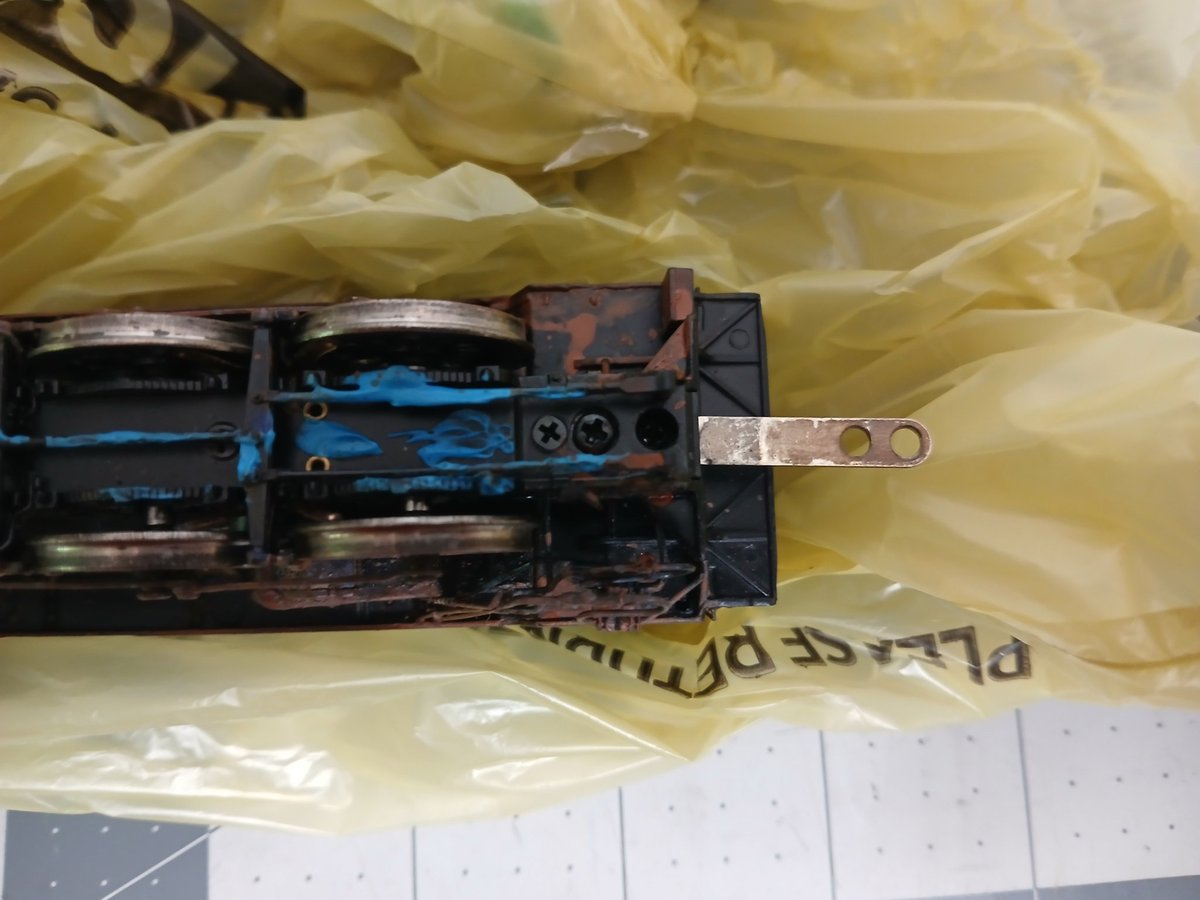 crispynuggetss1's tweet image. ❗️NEED HELP FROM THE MODEL TRAIN PEOPLE❗️
I&apos;m trying to remove my 9Fs shell so I can clean it since it&apos;s pretty grimy, but I don&apos;t know which screws to take out and I&apos;m afraid I might damage something like the side rods.
If anyone knows how to do it, please tell me, and show me!