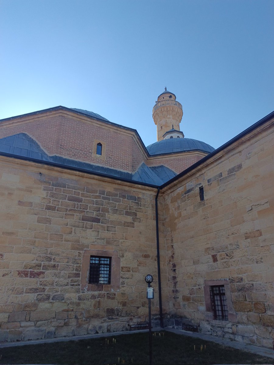 msnoglu_'s tweet photo. Kastamonu📍
Şayet Yavuz’un hazineye dair uyguladığı usul şehirler için de geçerli olsaydı,
bu şehrin kapıları hâlâ Candaroğulları’nın mührüyle açılıp kapanırdı.

Zira onlar, her sokağını bir eserle ihya ederek Kastamonu’yu bir Müslüman başkentine dönüştürmüşlerdi. https://t.co/TsAWJEwGGa