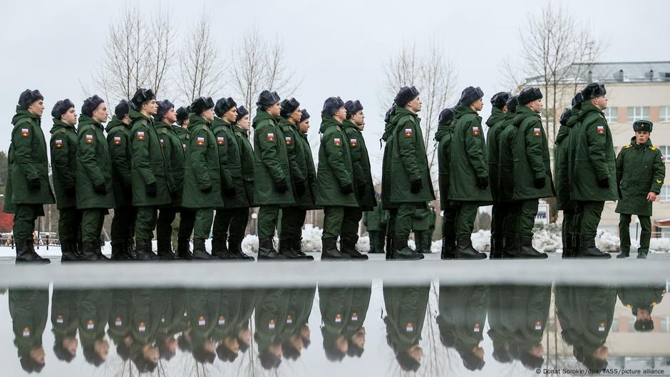 dw_russian's tweet image. В Госдуму внесли законопроект о призыве в армию круглый год. Его авторы, депутаты от "Единой России" Андрей Картаполов и Андрей Красов, хотят, чтобы призыв в армию стал постоянным и проходил бы не только осенью и весной.
Сейчас во время призыва граждане должны пройти медицинский…