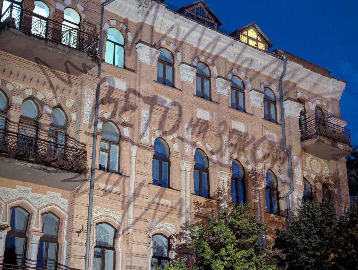 KyivPost's tweet image. Ukrainian protesters projected the words “VETO THE LAW” onto the building next to the Franko Theatre, demanding Zelensky to reject a bill that strips anti-corruption agencies of independence and puts them under his control.
Photo: Ukrainska Pravda