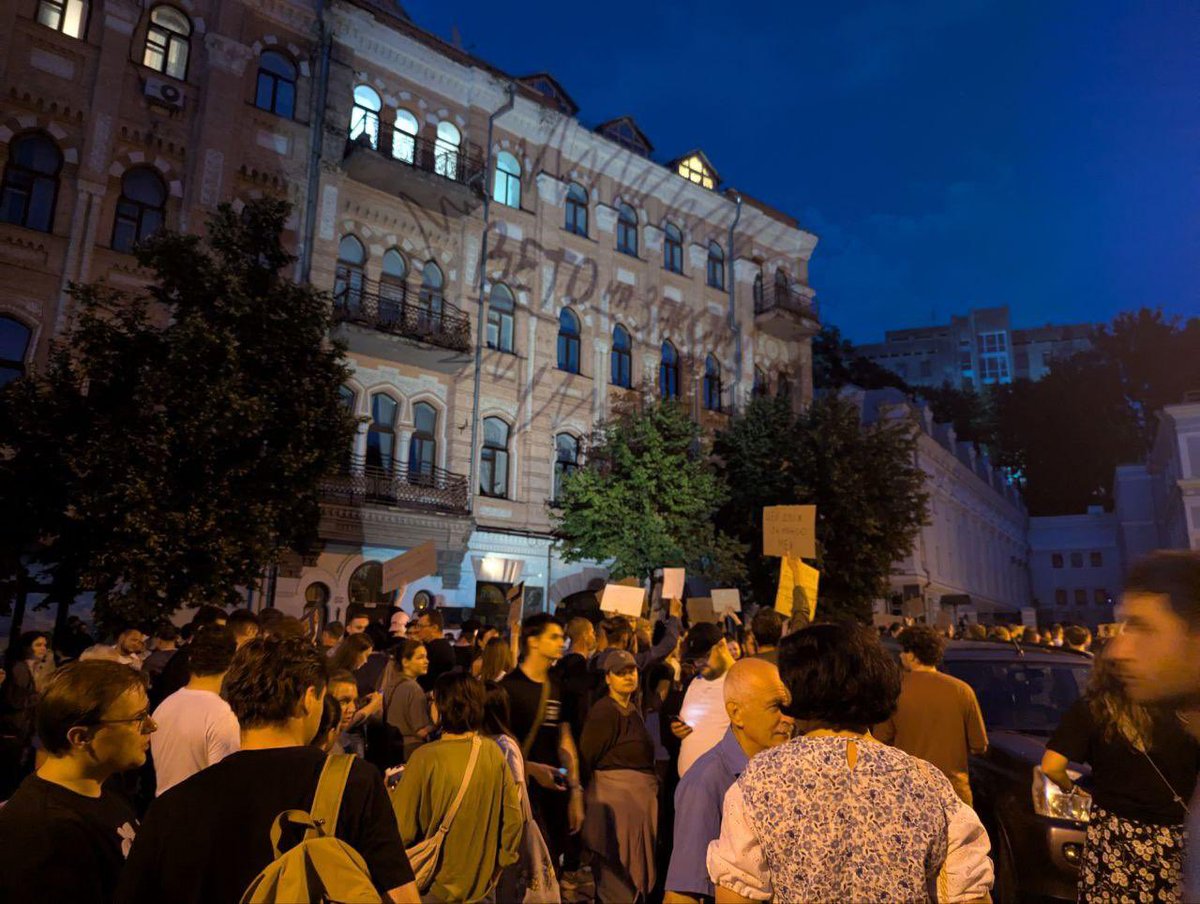 KyivPost's tweet image. Ukrainian protesters projected the words “VETO THE LAW” onto the building next to the Franko Theatre, demanding Zelensky to reject a bill that strips anti-corruption agencies of independence and puts them under his control.
Photo: Ukrainska Pravda