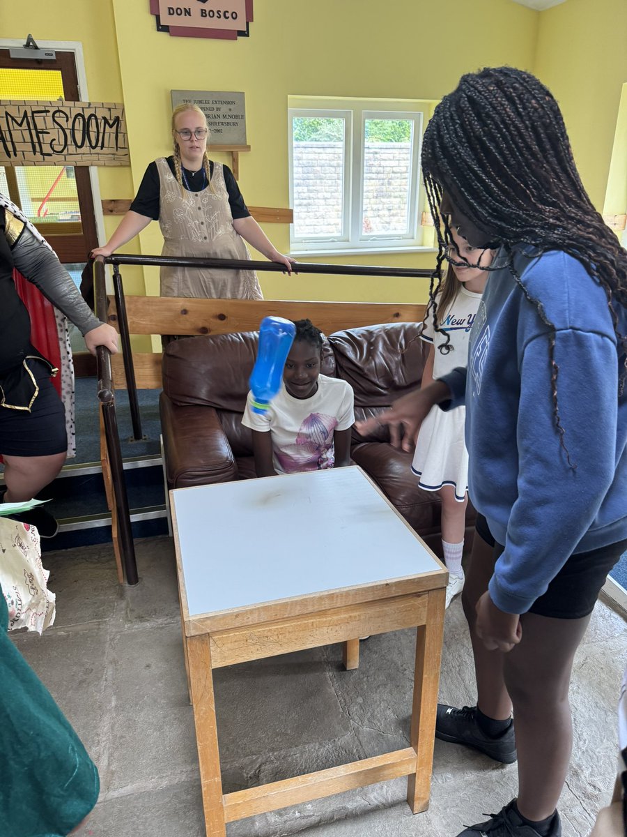 LeedsDYS's tweet image. After Taskmaster, the groups took on a quest to collect all the ingredients to make Queen Lucy’s healing cordial to save Auntie Carmen who had been poisoned!! 😱😃
@ASCHC_COLLEGE @beckets_bkcat @StWilfridsCHS
