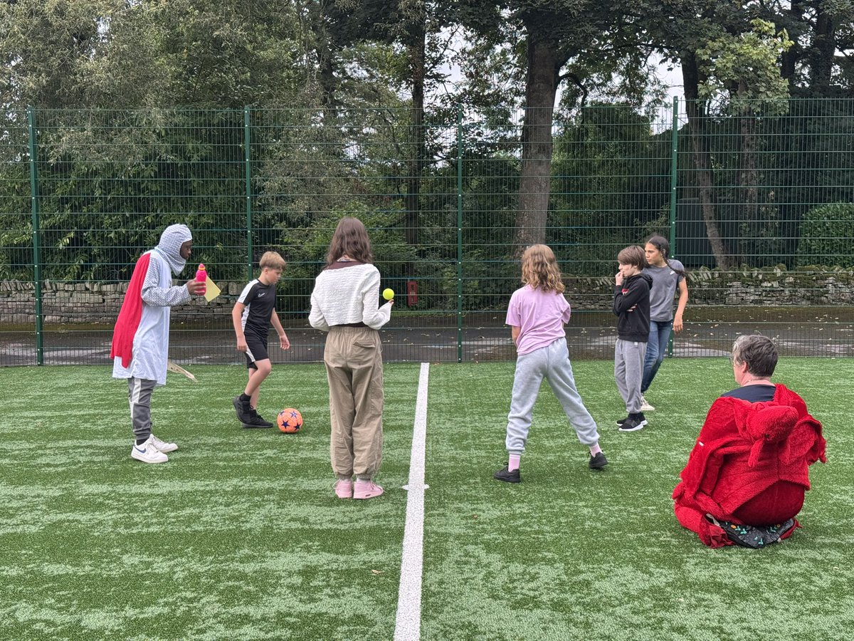 LeedsDYS's tweet image. After Taskmaster, the groups took on a quest to collect all the ingredients to make Queen Lucy’s healing cordial to save Auntie Carmen who had been poisoned!! 😱😃
@ASCHC_COLLEGE @beckets_bkcat @StWilfridsCHS