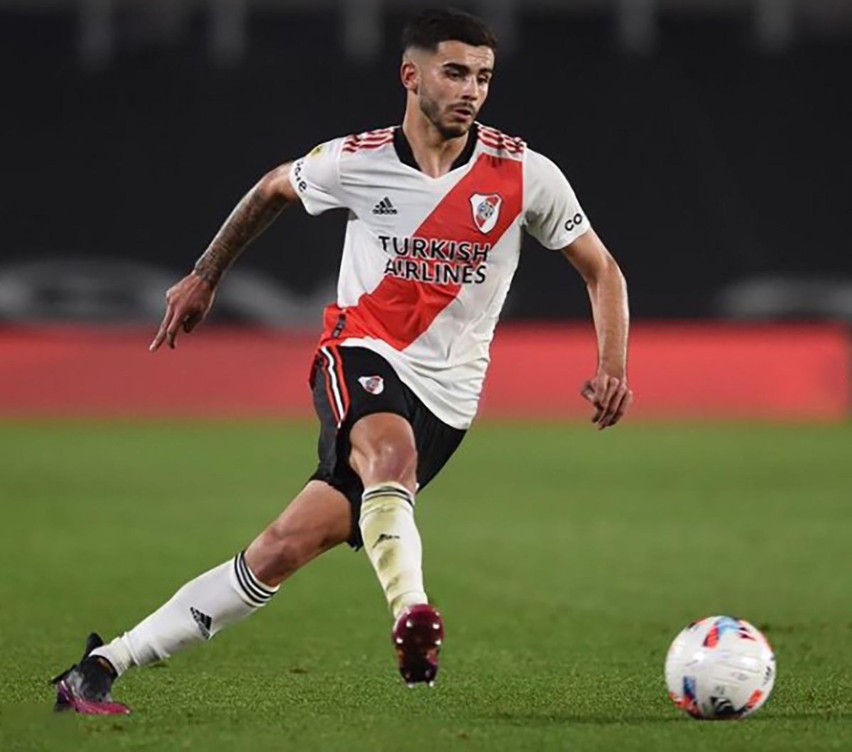 lucas_calatroni's tweet image. 🚨🇺🇦 #Central | Santiago Simón es del gusto de Ariel Holan y hay conversaciones con #River, que está dispuesto a transferirlo.
👉El jugador, por el momento, no está dispuesto a jugar en otro club de Argentina.
ℹ️@GerGarciaGrova y @carrafiellofer