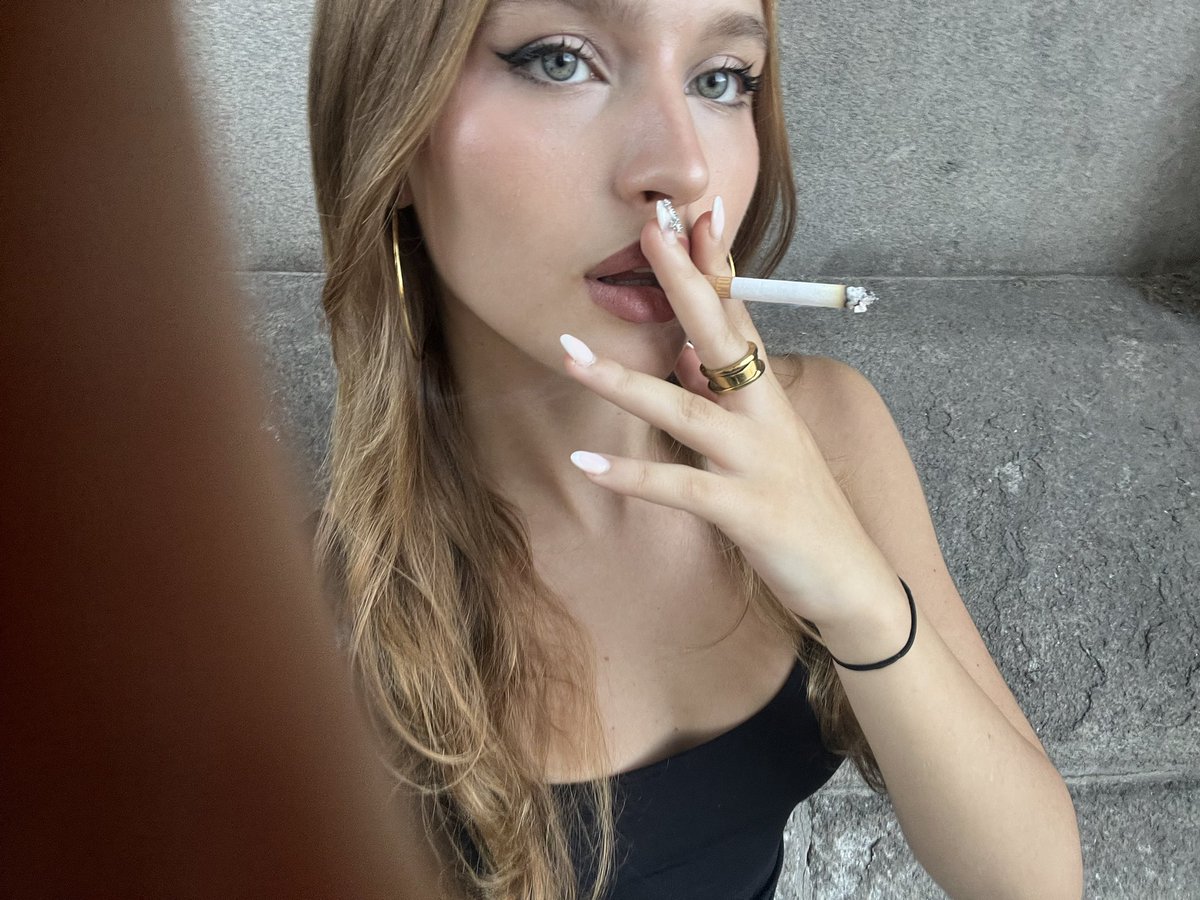 enamiau's tweet image. lo POCO atractivo que es ver a una mujer fumando 🤢🤮 no sé por qué lo siguen haciendo si a los hombres nos da ASCO😪