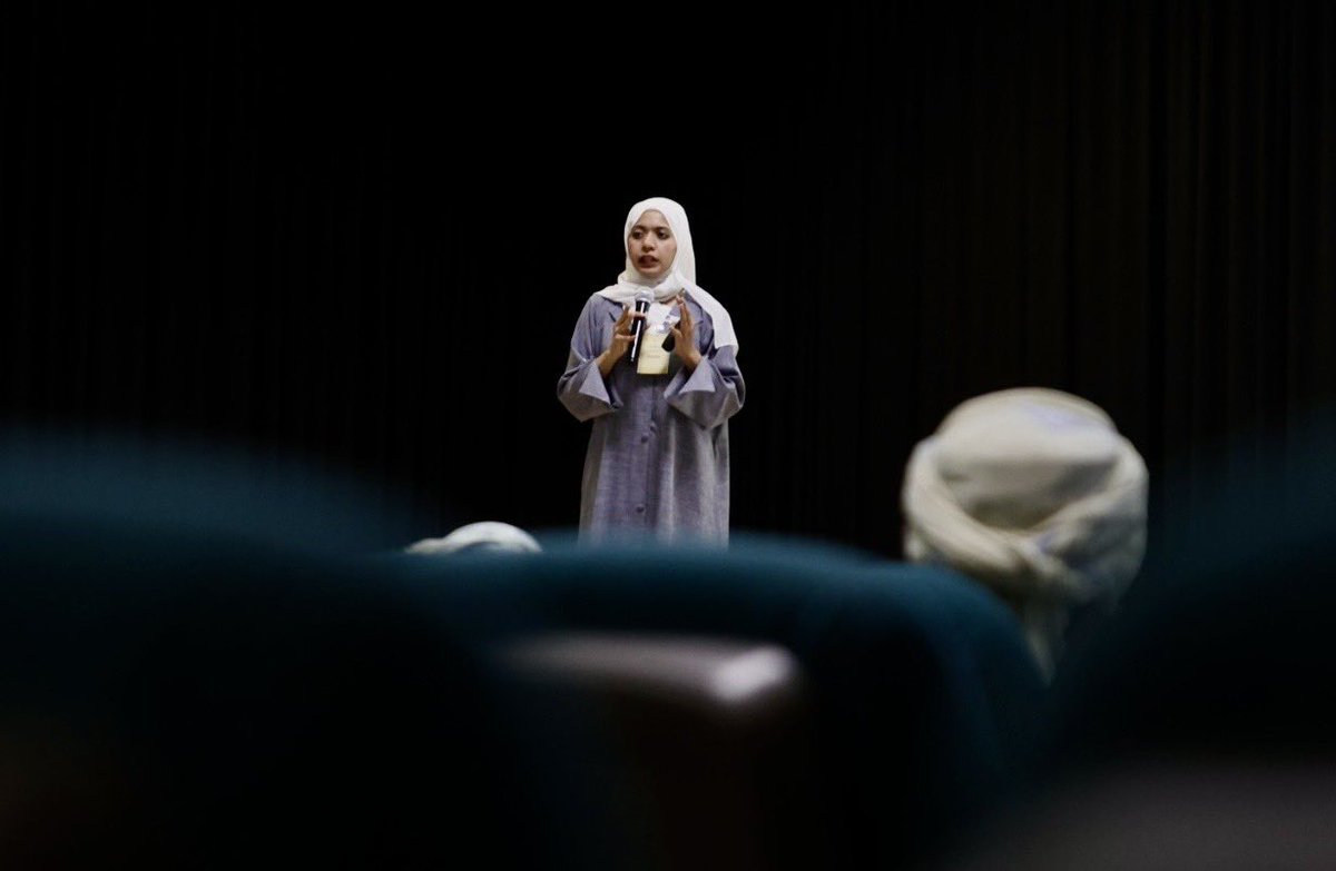 بعد افتتاح المعرض، انطلقت الجلسات العلمية في #المؤتمر_الطلابي8 بعرض أوراق العمل التي تناولت ثلاثة محاور رئيسية، مقسّمة حسب اللجان الثلاث للمجلس الاستشاري الطلابي، بما يعكس القضايا والتطلعات الطلابية في بيئة التعليم العالي.