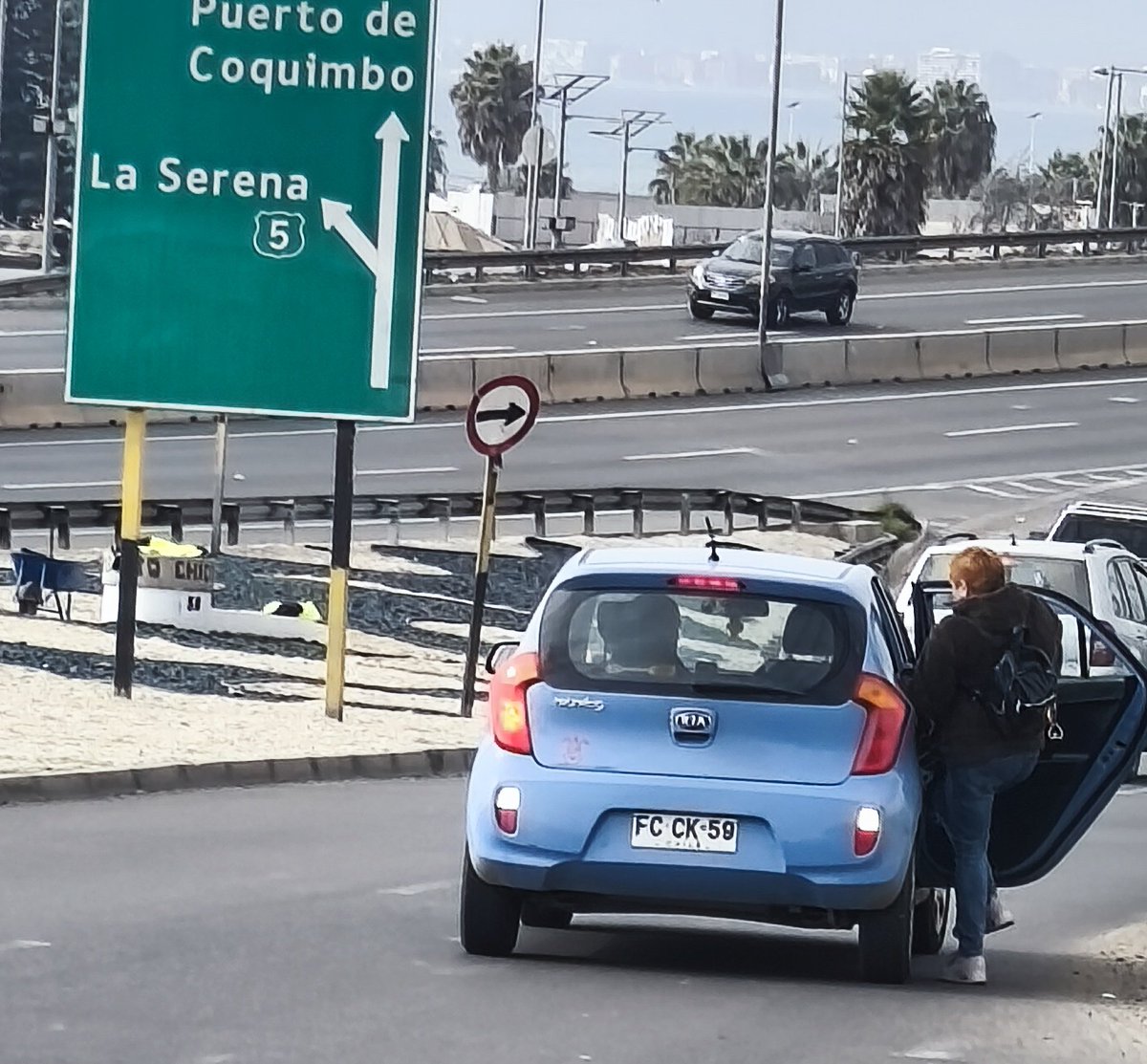 ojo con este viejo klo estúpido q no saber usar la app, <a href="/Uber_Chile/">Uber Chile</a> pone más filtro a tus conductores este infeliz quería subirme a la fuerza a su auto cuando nisiquiera solicite nada en app, la mujer lo esperaba más abajo  <a href="/Carabdechile/">Carabineros de Chile</a> <a href="/municoquimbo/">Municipio de Coquimbo</a>