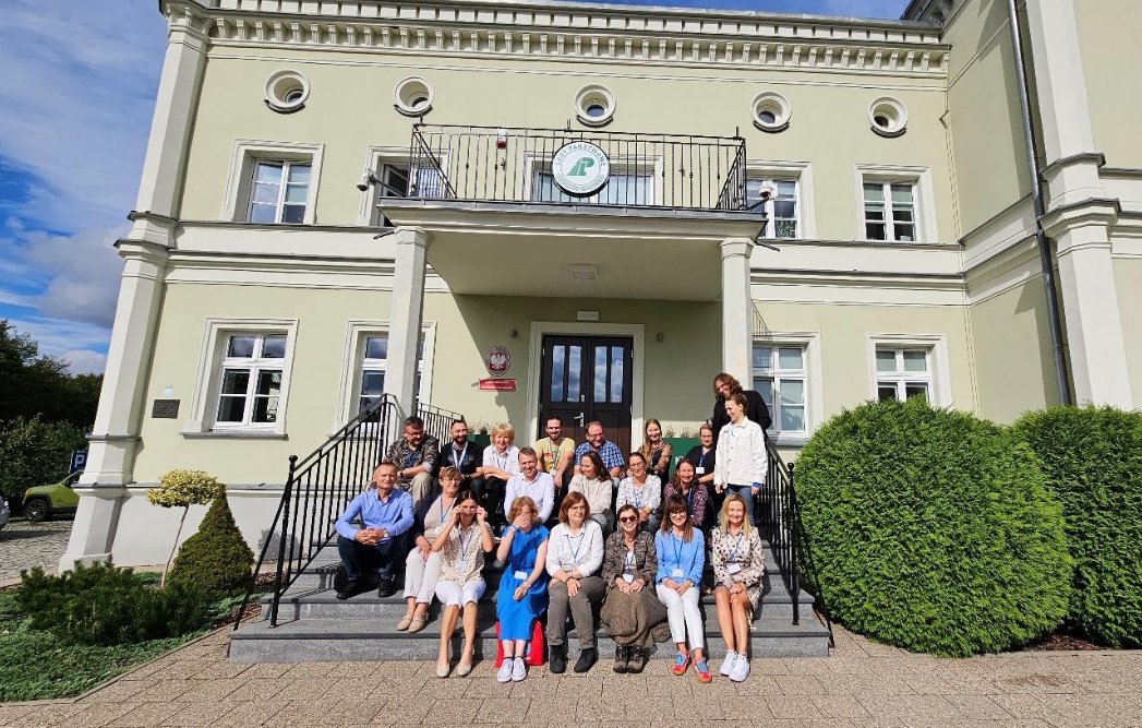 IAL_Lichenology's tweet image. Off to Poland in ILN 57(2)! The 32nd Meeting of Polish Lichenologists, organized by the Lichenological Section of the Polish Botanical Society with local partners, brought talks, posters & a field trip to Grabianka Valley.
ial-lichenology.org/wp-content/upl…
#Lichenology #newsletter #lichen
