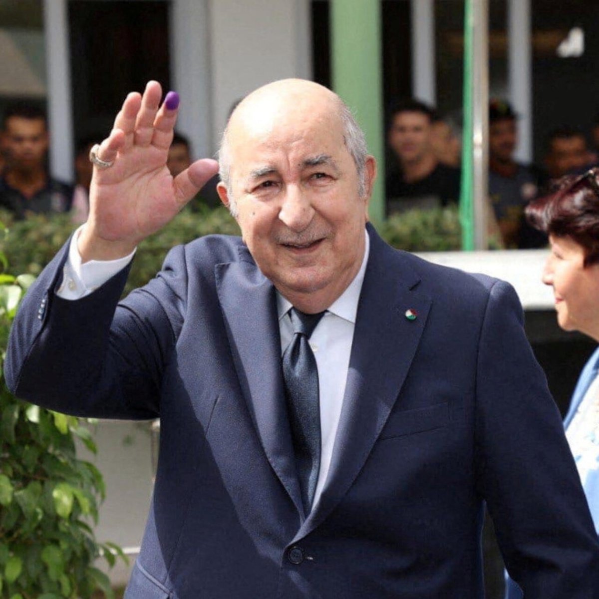 هذا حسابي الجديد تابعوني يا شواكر لافريك. أي جزائري شاهد حساب رئيس الجمهورية و لم يتابعه سيدخل السجن.
#الجزائر