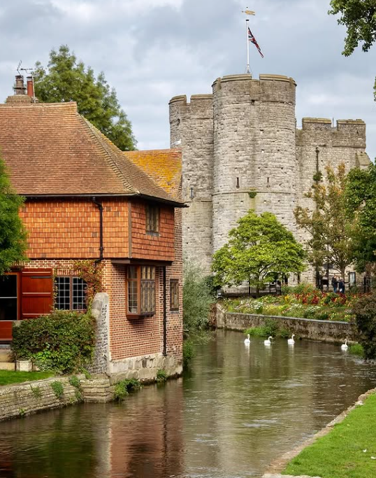 Kent_Online's tweet image. Today’s photo of the day features the impressive Westgate in Canterbury. It is the largest surviving city gate in England 🏰
Thanks to @photos.by.cdk for tagging #kentonline on Instagram!