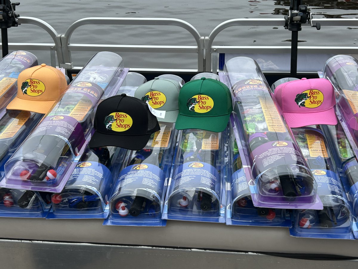 DuluthMNPolice's tweet image. Thank you to the Pukrabek’s from Mont du Lac Resort for donating $8,000 and Bass Pro Shops for donating 50 rods to the Duluth Police Department’s Get Hooked on Fishing Program! This program builds relationships between youth and officers! 🎣