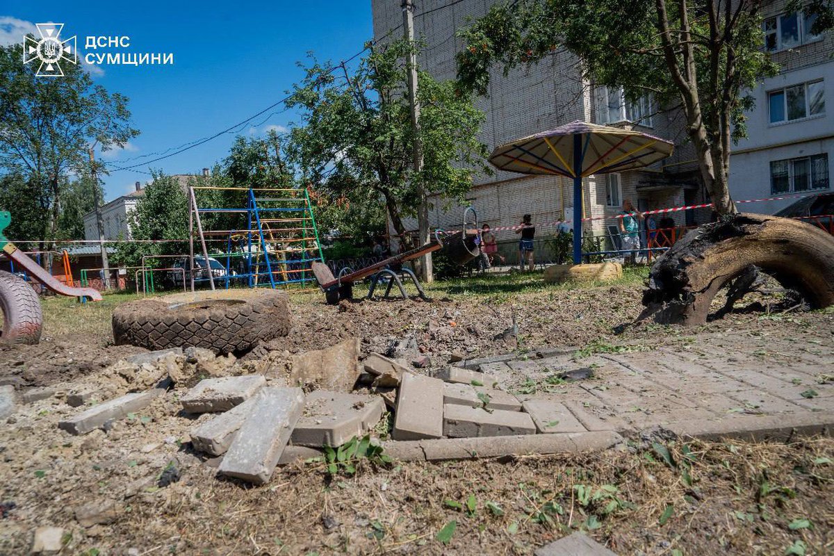 MVS_UA's tweet image. ❗️Одна жінка загинула у Сумах через масовану атаку російськими БпЛА, є травмовані
Пошкоджені багатоповерхові житлові будинки, адміністративні та нежитлові будівлі, а також транспортні засоби.
На місцях влучань працюють співробітники ДСНС. Громадянам надається вся допомога.