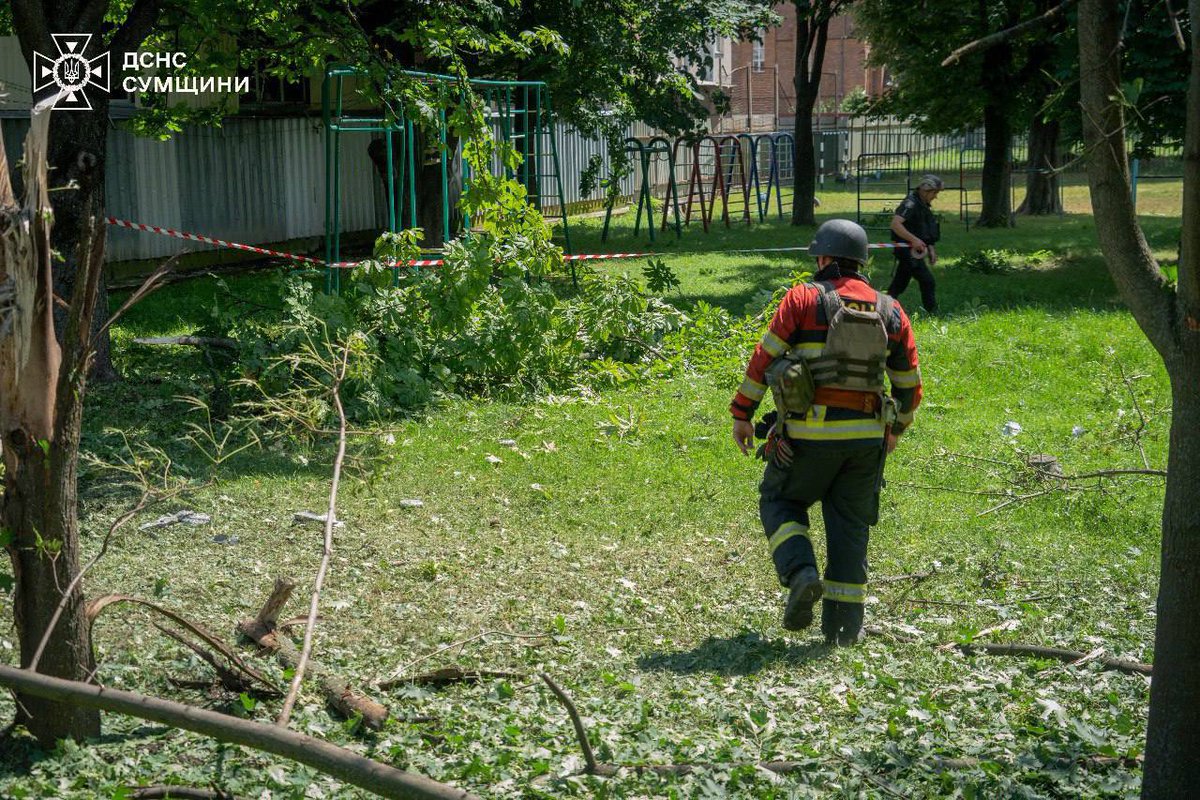 MVS_UA's tweet image. ❗️Одна жінка загинула у Сумах через масовану атаку російськими БпЛА, є травмовані
Пошкоджені багатоповерхові житлові будинки, адміністративні та нежитлові будівлі, а також транспортні засоби.
На місцях влучань працюють співробітники ДСНС. Громадянам надається вся допомога.