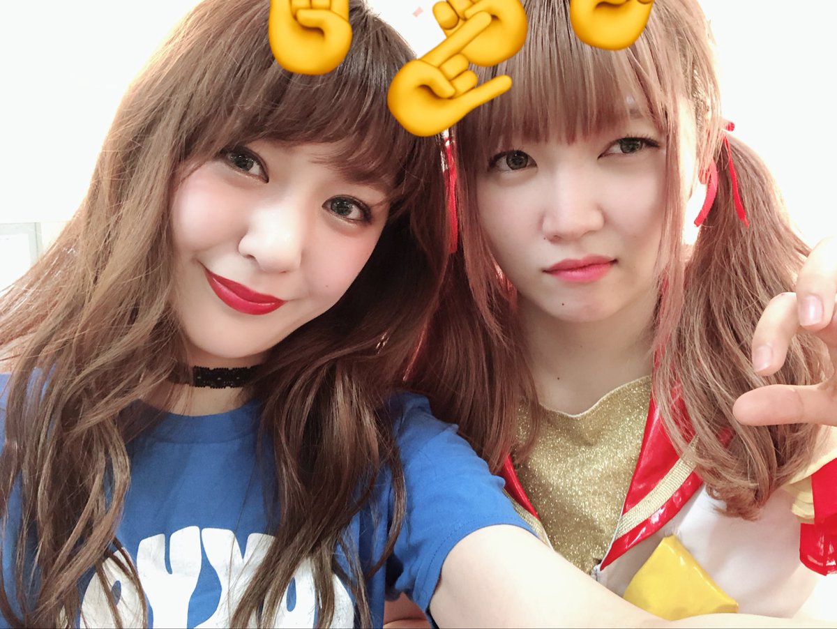 zacyuki's tweet image. 伊藤の生誕祭ゲストでした❣️ありがとう😊
イットも30歳か。お化粧もちゃんと出来ないような子だったのに今や私よりもメイクに詳しいよね💄これからも自分の道を突っ走ってね!
看板がゴミ山の横にあったのが個人的にツボで爆笑しました😂人生ROCKでいいね🎸
#伊藤麻希