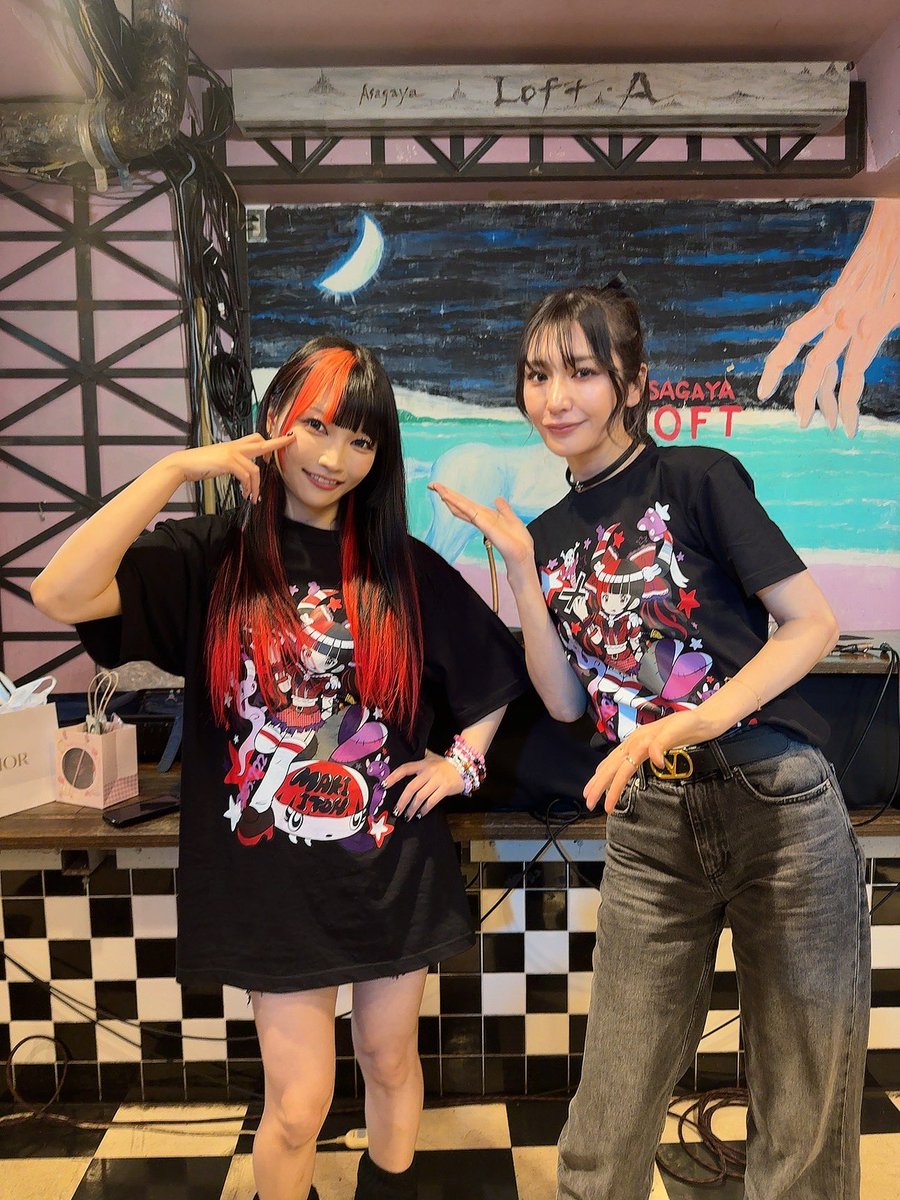 zacyuki's tweet image. 伊藤の生誕祭ゲストでした❣️ありがとう😊
イットも30歳か。お化粧もちゃんと出来ないような子だったのに今や私よりもメイクに詳しいよね💄これからも自分の道を突っ走ってね!
看板がゴミ山の横にあったのが個人的にツボで爆笑しました😂人生ROCKでいいね🎸
#伊藤麻希