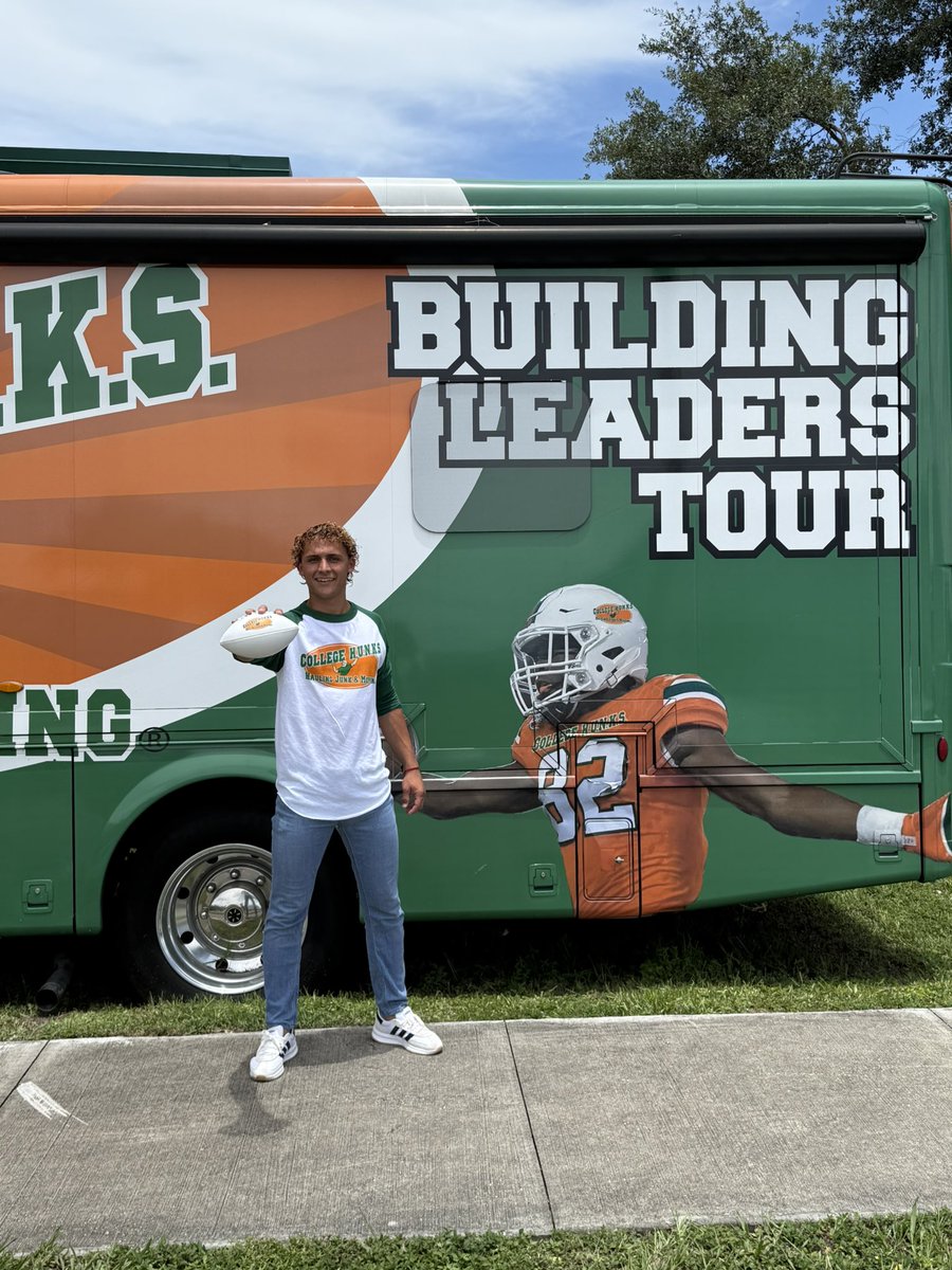 Proud to join forces with College Hunks Tampa - an elite team on and off the field. Huge thanks to @omarsolimanceo and @collegehunks for the warm welcome and the tour of HQ.

Let’s keep showing up, putting in the work, and moving with purpose.