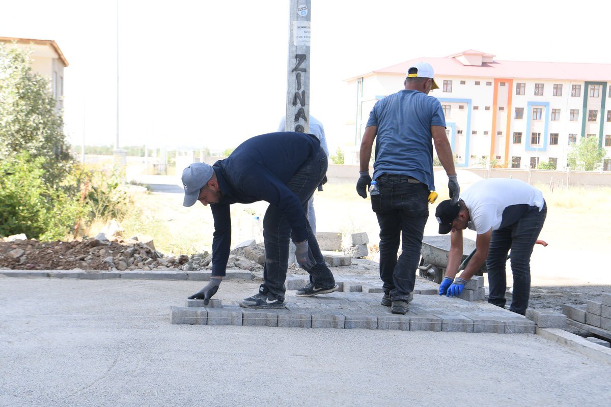 mus_bld's tweet image. 📌 Muş Belediyesi Çalışmalarına Devam Ediyor!
Muş Belediyesi Fen İşleri Müdürlüğü ekipleri, Karşıyaka Mahallesi’nde kaldırım yenileme ve düzenleme çalışmalarını aralıksız sürdürüyor.