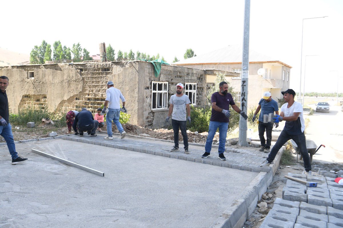mus_bld's tweet image. 📌 Muş Belediyesi Çalışmalarına Devam Ediyor!
Muş Belediyesi Fen İşleri Müdürlüğü ekipleri, Karşıyaka Mahallesi’nde kaldırım yenileme ve düzenleme çalışmalarını aralıksız sürdürüyor.