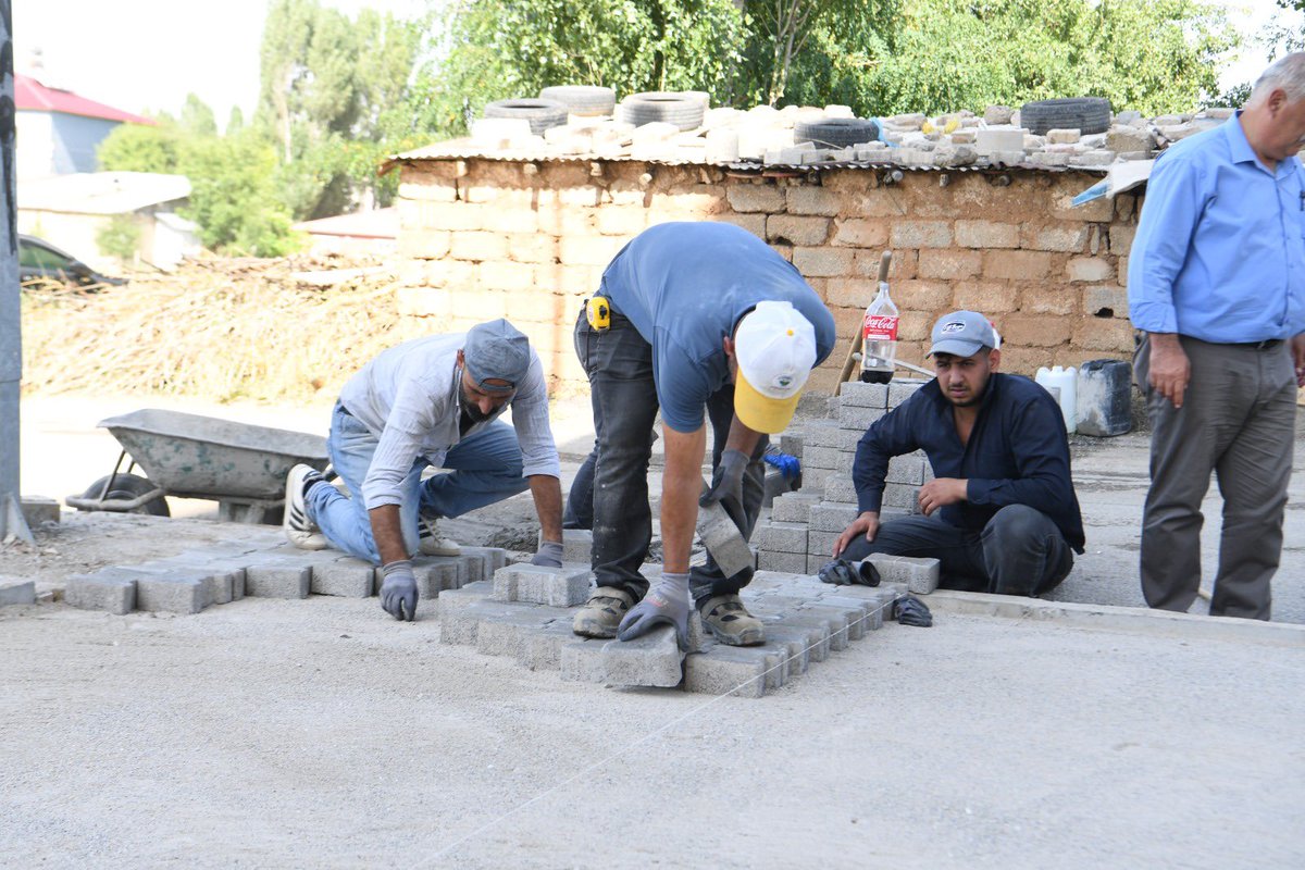 mus_bld's tweet image. 📌 Muş Belediyesi Çalışmalarına Devam Ediyor!
Muş Belediyesi Fen İşleri Müdürlüğü ekipleri, Karşıyaka Mahallesi’nde kaldırım yenileme ve düzenleme çalışmalarını aralıksız sürdürüyor.