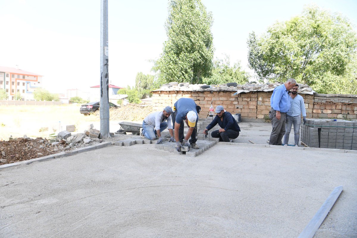 mus_bld's tweet image. 📌 Muş Belediyesi Çalışmalarına Devam Ediyor!
Muş Belediyesi Fen İşleri Müdürlüğü ekipleri, Karşıyaka Mahallesi’nde kaldırım yenileme ve düzenleme çalışmalarını aralıksız sürdürüyor.