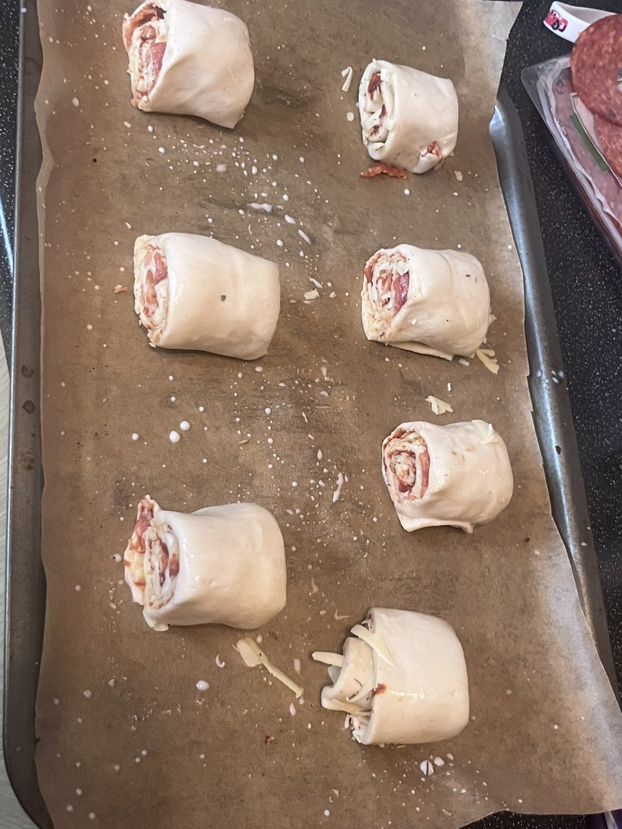 NatureGirl_21's tweet image. Tonight kiddo helped me load up his pepperoni pizza 🥰
We also decided to experiment with the leftover dough and make pizza rolls!
Stay tuned 😄