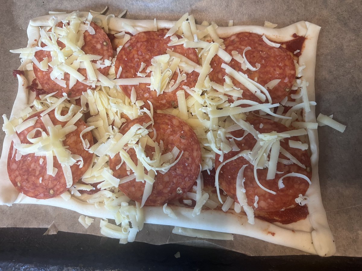 NatureGirl_21's tweet image. Tonight kiddo helped me load up his pepperoni pizza 🥰
We also decided to experiment with the leftover dough and make pizza rolls!
Stay tuned 😄