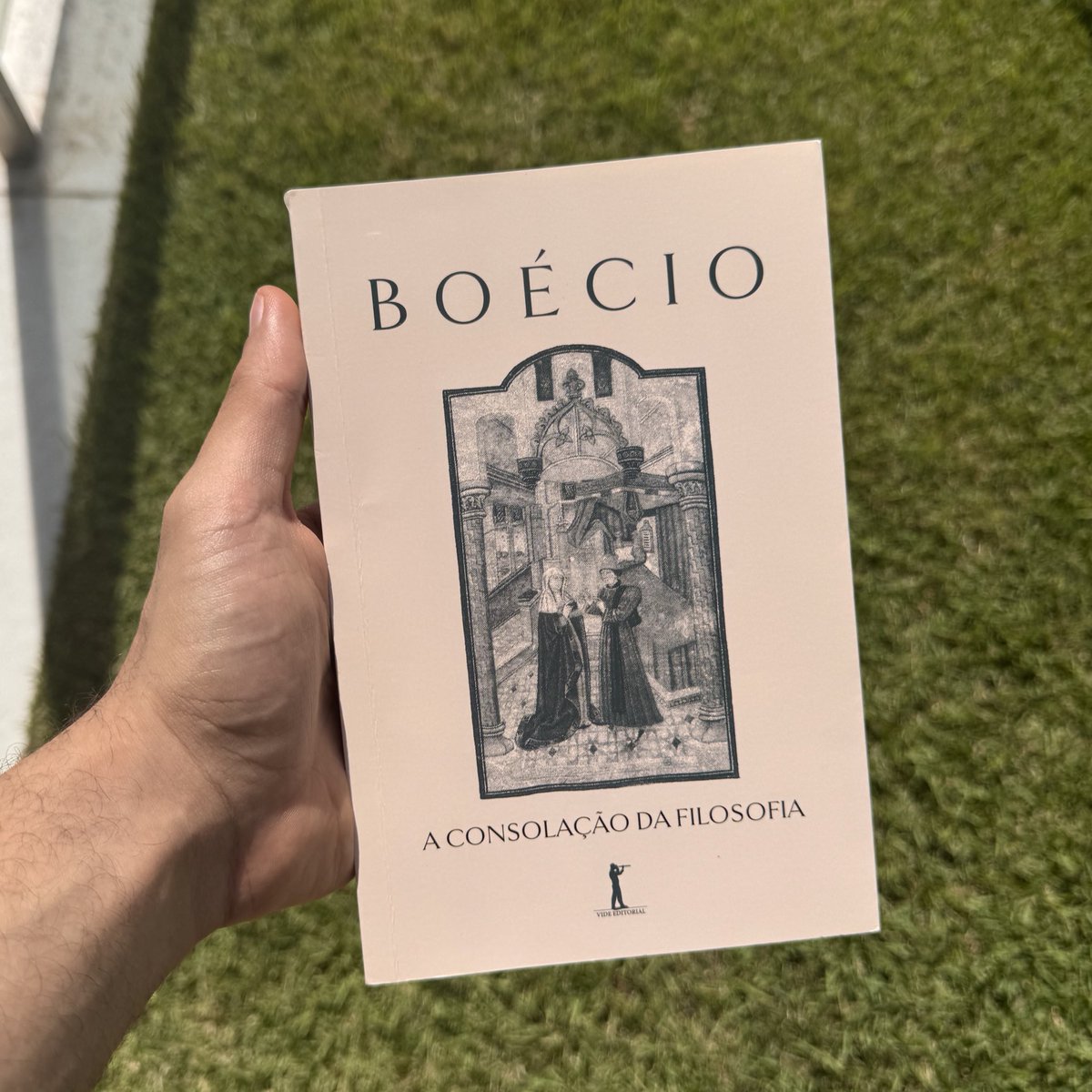 MacedoDaniel_'s tweet image. A filosofia não é e jamais deveria ser um mero acúmulo de informações, de fórmulas lógicas ou de sistemas conceituais. Antes de tudo, ela é um modo de vida.
Essa é a tese central de Pierre Hadot, um dos grandes intérpretes da filosofia antiga, que nos lembra que, para os…