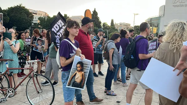 haaretzcom's tweet image. Anti-war protesters in Tel Aviv carry sacks of flour, images of emaciated children in call to end Gaza starvation
haaretz.com/israel-news/20…