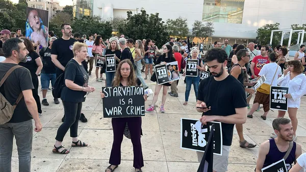 haaretzcom's tweet image. Anti-war protesters in Tel Aviv carry sacks of flour, images of emaciated children in call to end Gaza starvation
haaretz.com/israel-news/20…