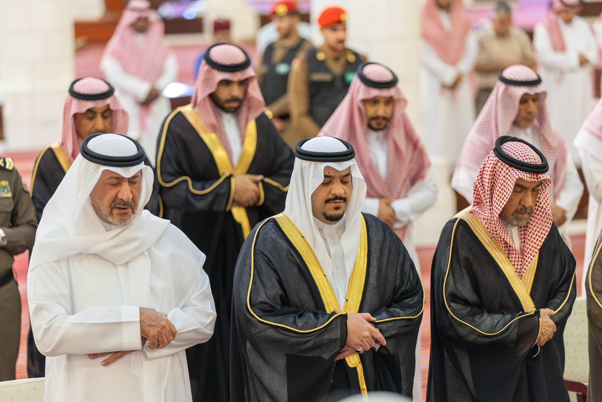 emara_alriyadh's tweet image. سمو نائب أمير منطقة الرياض الأمير #محمد_بن_عبدالرحمن_بن_عبدالعزيز يؤدي صلاة الميت على والدة الأمير عبدالرحمن بن عبدالله بن فيصل بن تركي بن فرحان -رحمها الله-، بجامع الإمام تركي بن عبدالله وذلك عقب صلاة العصر اليوم.