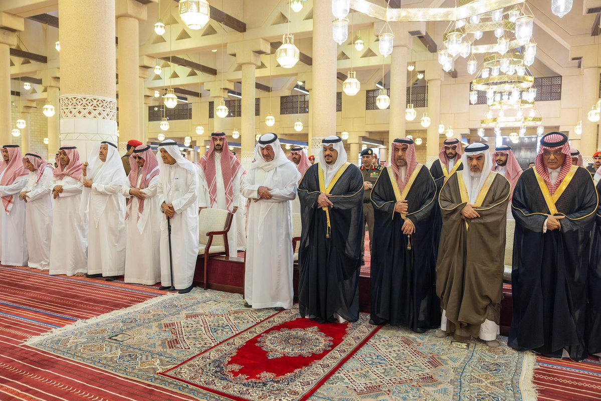 emara_alriyadh's tweet image. سمو نائب أمير منطقة الرياض الأمير #محمد_بن_عبدالرحمن_بن_عبدالعزيز يؤدي صلاة الميت على والدة الأمير عبدالرحمن بن عبدالله بن فيصل بن تركي بن فرحان -رحمها الله-، بجامع الإمام تركي بن عبدالله وذلك عقب صلاة العصر اليوم.