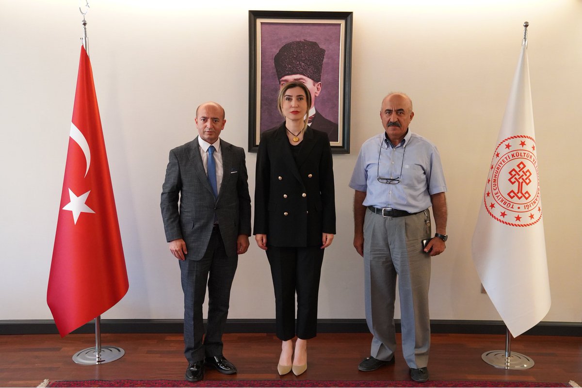 Eskişehir Hacı Bektaş Veli Anadolu Kültür Vakfı Başkanımız Sayın Kamer Ali Durur ve Kureyşan Ocağı Dedesi Altunay Akyol'a nazik ziyaretleri için teşekkürlerimi sunuyorum.