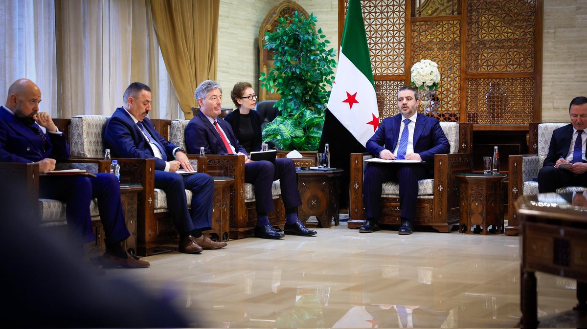 syrianmofaex's tweet image. التقى وزير الخارجية والمغتربين السيد أسعد حسن الشيباني في العاصمة دمشق عددًا من سفراء الدول الأوروبية والآسيوية والأمريكية، في إطار تعزيز التواصل والحوار مع الشركاء الدوليين.
وتناول اللقاء تطورات الأوضاع في سوريا والمنطقة، حيث أكد الحاضرون دعمهم لسيادة الجمهورية العربية السورية…