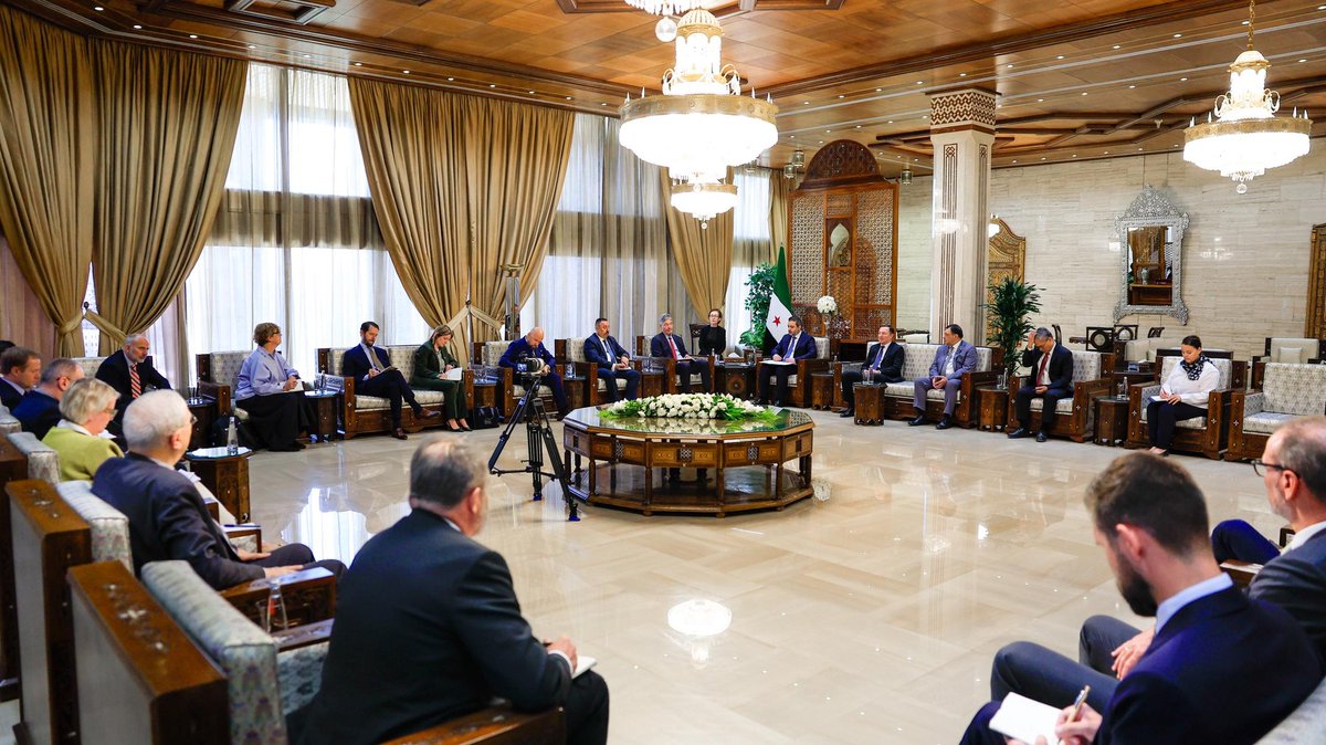 syrianmofaex's tweet image. التقى وزير الخارجية والمغتربين السيد أسعد حسن الشيباني في العاصمة دمشق عددًا من سفراء الدول الأوروبية والآسيوية والأمريكية، في إطار تعزيز التواصل والحوار مع الشركاء الدوليين.
وتناول اللقاء تطورات الأوضاع في سوريا والمنطقة، حيث أكد الحاضرون دعمهم لسيادة الجمهورية العربية السورية…