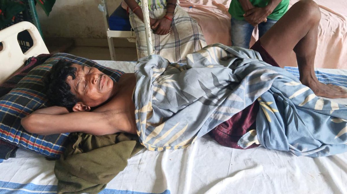CTGSECTORCRPF's tweet photo. CRPF Soldiers became Saviours.

CRPF soldiers rushed to help when villagers of Koragatta approached CRPF camp for saving a man who had lost consciousness due to seizure attack

#CRPF provided first aid, stabilized vitals &amp; evacuated to Govt Hospital Bijapur for further treatment https://t.co/LN1sScQVjP