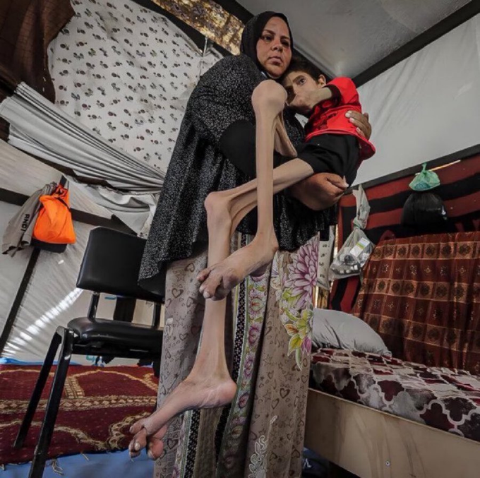 TruthCheckingX's tweet image. I can't believe what is happening in Gaza! Why did she eat all the kid's food?