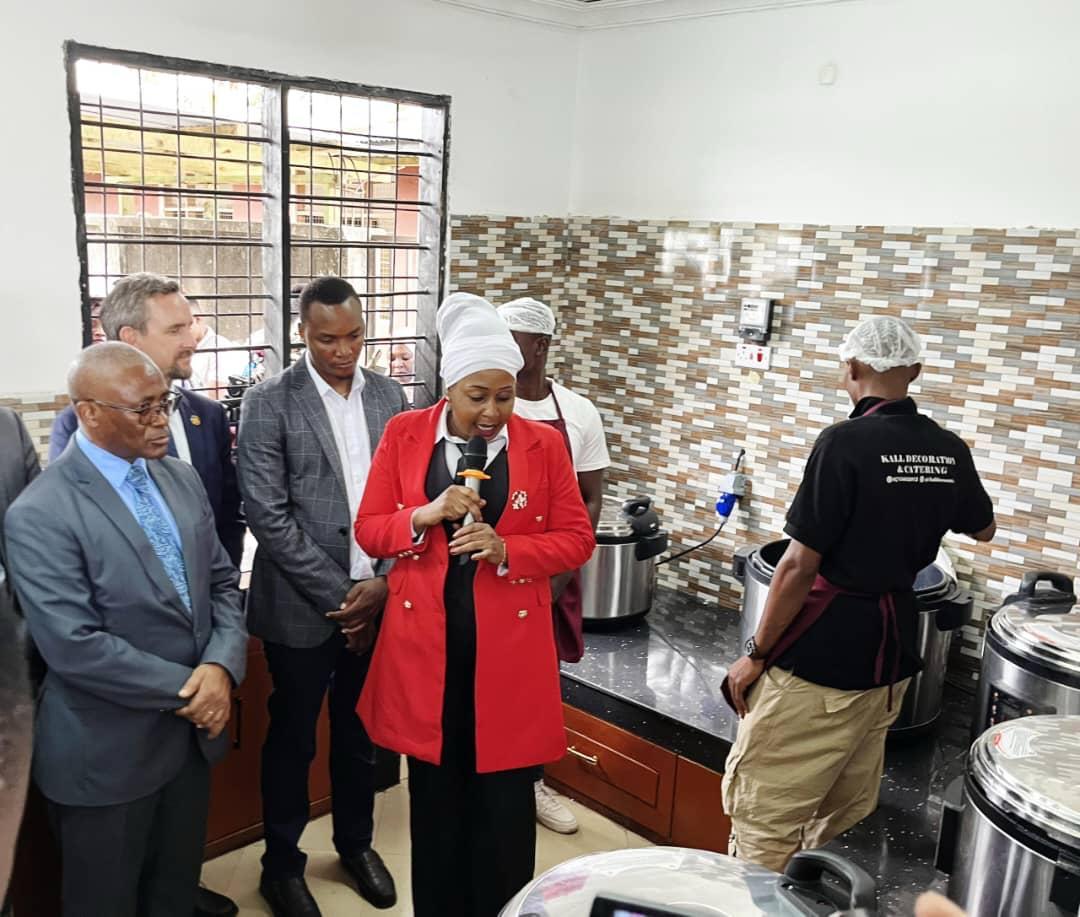 WFP_Tanzania's tweet image. Prof Peter Msoffe, Deputy Permanent Secretary at @VPOTanzania,
HE Marianne Young British High Commissioner to Tanzania & Ronald Tran Ba Huy, WFP Representative launched a model kitchen at Kibasila Primary School in an effort to support clean cooking transition in schools in 🇹🇿.