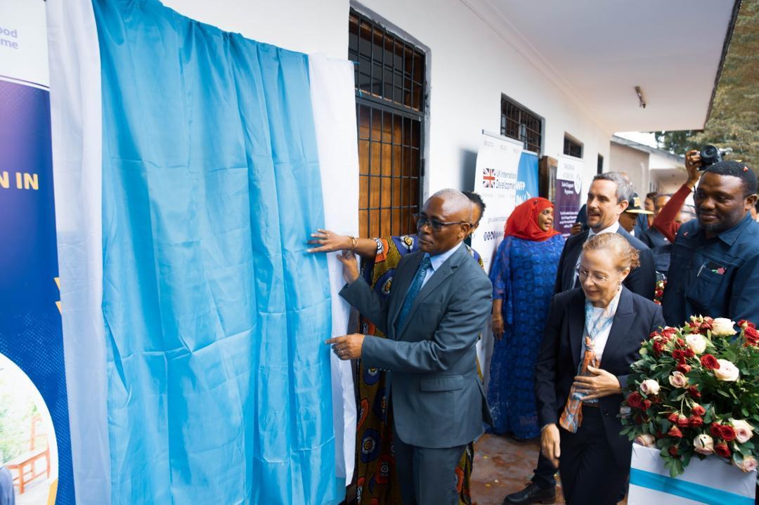 WFP_Tanzania's tweet image. Prof Peter Msoffe, Deputy Permanent Secretary at @VPOTanzania,
HE Marianne Young British High Commissioner to Tanzania & Ronald Tran Ba Huy, WFP Representative launched a model kitchen at Kibasila Primary School in an effort to support clean cooking transition in schools in 🇹🇿.